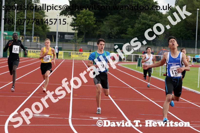 Under-15 boys 300 metres. Photo: David T. Hewitson/Sports for All Pics